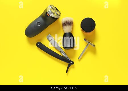 Set für die männliche Rasur auf Farbhintergrund Stockfoto