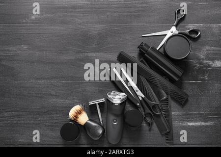 Set für die männliche Rasur auf Holzhintergrund Stockfoto