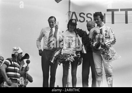 TT Assen 1976 TT in Assen. 500 cc Klasse. Huldiging Hartog (rechts) und Sheene (Mitte) Datum: 26. Juni 1976 Ort: Axis Keywords: Motorräder, Motorräder, Motorsports Personenname: Hartog, Wil, Sheen, Barry Stockfoto