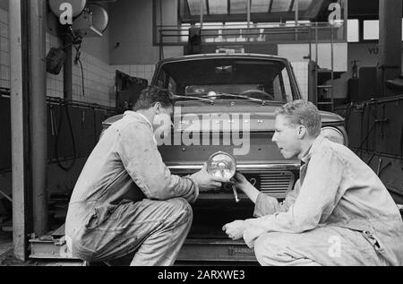 Tulip Rallye 1965 Tulip Rallye 1965, Simon Heijndijk mit seinem zweiten Mann David van Lennep (rechts) arbeitet an ihrem Hillman Imp Annotation: A l des Markennamens Hillamn auf der Haube fehlt Datum: 20. april 1965 Schlagwörter: Autories, Motorsports, Sport persönlicher Name: Heijndijk, Simon, Lennep, David Institution: Name: Name: Heijndijk Tulpenrally Stockfoto