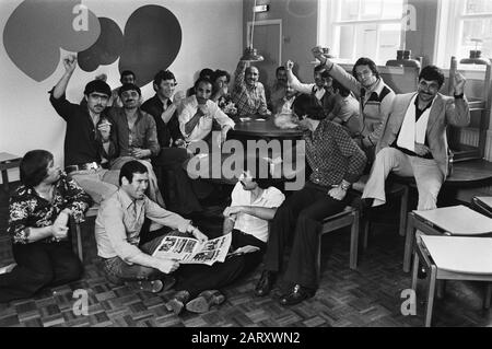 Juristische Fakultät der Universität Amsterdam, besetzt mit türkischen, marokkanischen und pakistanischen Einwanderern, um eine Aufenthaltserlaubnis zu erhalten türkische Besatzer in der Kantine Datum: 30. Mai 1979 Ort: Amsterdam, Noord-Holland Schlüsselwörter: Berufe, ausländische Arbeiter, Banner, Universitäten, Gewerkschaften Stockfoto