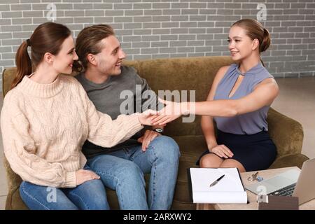Frau schüttelt mit Immobilienmakler im Haus die Hände Stockfoto