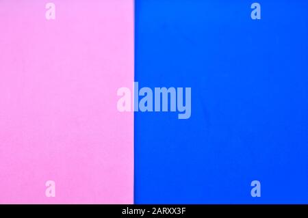 Hintergrundbild mit zwei Farben pink und blau. Die von oben sichtbare Oberfläche weist eine gewisse Grunge-Struktur auf. Flaches Layout mit Kopierbereich Stockfoto