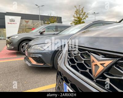 Paris, Frankreich - 25. Oktober 2019: Reihe von Mehrsport-Luxuswagen Seat Cupraa mit Schwerpunkt auf dem goldenen cooper-logo Stockfoto