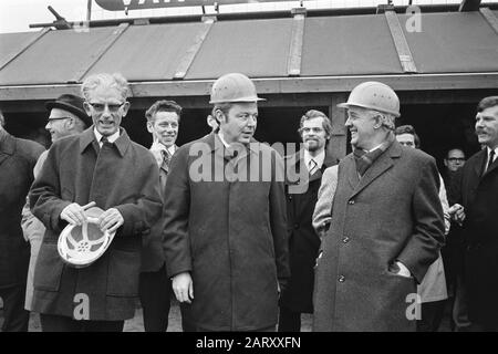 Vorsitzender NVV Ter Heide und Vorsitzender NKV P. J. Mertens bei Streik erster Posten für Baugeneral Ned. Bond Bouwnijverheid Woerden Datum: 4. Januar 1972 Personenname: Heide, Harry ter, Mertens, Jan Institutionenname: NKV, NVV Stockfoto