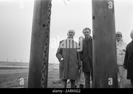 Vorsitzender NVV Ter Heide und Vorsitzender NKV P. J. Mertens bei Streik erster Posten für Baugeneral Ned. Bond Bouwnijverheid Woerden Datum: 4. Januar 1972 Ort: Utrechter, Woerden Personenname: Heide, Harry ter, Mertens, Jan Institutionenname: NKV, NVV Stockfoto