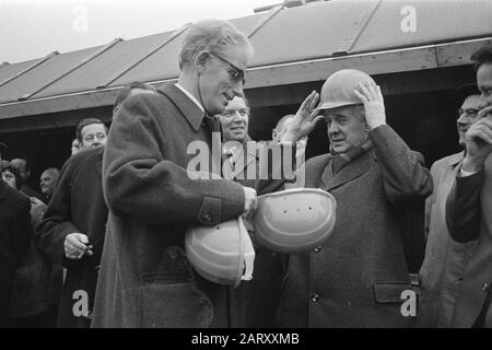 Vorsitzender NVV Ter Heide und Vorsitzender NKV P. J. Mertens bei Streik erster Posten für Baugeneral Ned. Bond Bouwnijverheid Woerden Datum: 4. Januar 1972 Ort: Utrechter, Woerden Personenname: Heide, Harry ter, Mertens, Jan Institutionenname: NKV, NVV Stockfoto