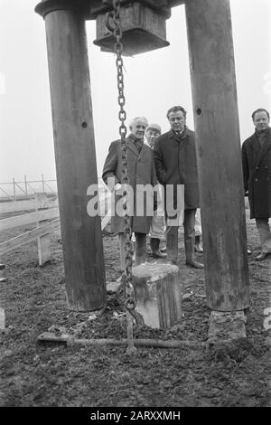 Vorsitzender NVV Ter Heide und Vorsitzender NKV P. J. Mertens bei Streik erster Posten für Baugeneral Ned. Bond Bouwnijverheid Woerden Datum: 4. Januar 1972 Ort: Utrechter, Woerden Schlüsselwörter: Piles persönlicher Name: Heide, Harry ter, Mertens, Jan Institutioningsname: NKV, NVV Stockfoto