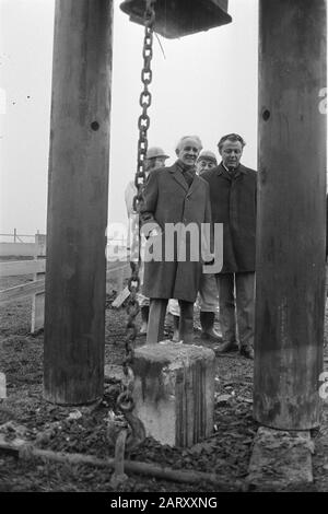 Vorsitzender NVV Ter Heide und Vorsitzender NKV P.J.J. Mertens streikt ersten Posten für den Bau von Algemene Ned. Bond Bouwnijverheid Woerden Datum: 4. Januar 1972 Schlagwörter: Piles Personenname: Heide, Harry ter, Mertens, Jan Institutioningsname: NKV, NVV Stockfoto