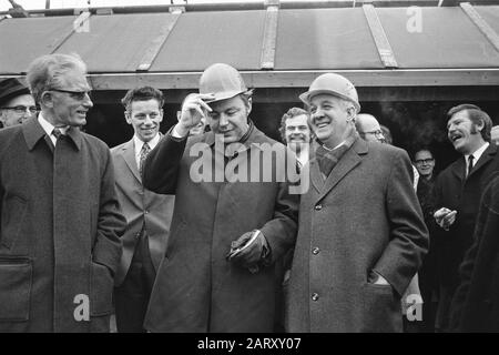 Vorsitzender NVV Ter Heide und Vorsitzender NKV P.J.J. Mertens streikt ersten Posten für den Bau von Algemene Ned. Bond Bouwnijverheid Woerden: NR. 15 Datum: 4. Januar 1972 Personenname: Heide, Harry ter, Mertens, Jan Institutionenname: NKV, NVV Stockfoto