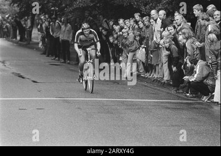 TV-Aufnahmen AVRO über Terrains TH Twente für das Programm Stargelslag; Hans Vultink auf dem Motorrad Datum: 9. August 1978 Ort: Overijssel, Twente Keywords: Aufnahmen, Rennräder Personenname: Hans Vultink Stockfoto