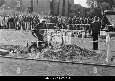 TV-Aufnahmen AVRO auf Terrains TH Twente für Programm Sterrenslag; NR. 9 Jos Valentijn auf Dirt-Bike, NR. 1 Toine Hezemans on Dirt Bike Datum: 9. August 1978 Ort: Overijssel, Twente Keywords: Dirt Bikes, Recordings persönlicher Name: Valentijn, Jos Institution Name: Avro Stockfoto