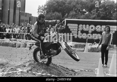 TV-Aufnahmen AVRO auf Terrains TH Twente für das Programm Stargelslag; Wil Hartog auf Dirt Bike Datum: 9. August 1978 Ort: Overijssel, Twente Keywords: Mots, Recordings Personenname: Hartog, Wil Stockfoto