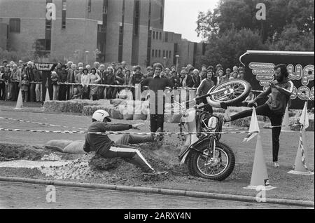 TV-Aufnahmen AVRO auf Terrains TWENTE für das Programm Stargelslag; NR. 7 Jean Piere Coopman op Motor onderuit Datum: 9. August 1978 Ort: Overijssel, Twente Keywords: Motorräder, Aufnahmen Institutionenname: Avro Stockfoto