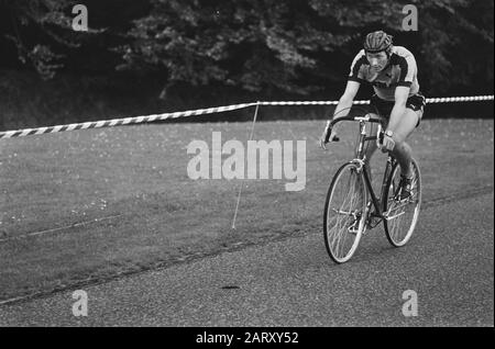 TV-Aufnahmen AVRO auf Terrains TWENTE für das Programm Stargelslag; NR. 11 Jos Valentijn op Racefbike Datum: 9. August 1978 Ort: Overijssel, Twente Keywords: Aufnahmen, Rennräder persönlicher Name: Valentine, Jos Institution Name: Avro Stockfoto