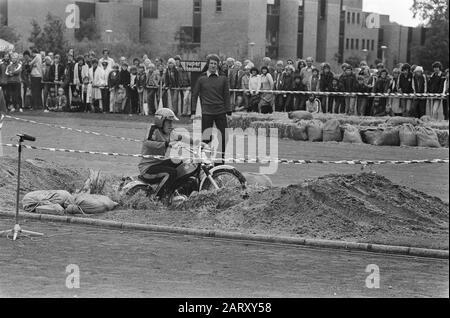 TV-Aufnahmen AVRO auf Terrains TH Twente für Programm Sterrenslag; NR. 3 Oeti Roethof auf Dirt-Bike, NR. 4 Hans Vultink auf dem Dirt-Bike Datum: 9. August 1978 Ort: Overijssel, Twente Schlüsselwörter: Dirt-Bike, Aufnahmen Personenname: Hans Vultink Institutionenname: Avro Stockfoto