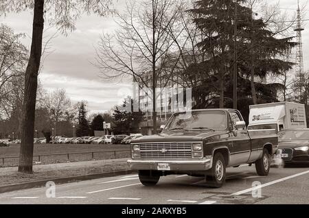 Strasbourg, Frankreich - 11. Dezember 2019: Französische Straße mit Oldtimer Chevrolet Pick-up van Fahren gefolgt von deutschen Autos Stockfoto