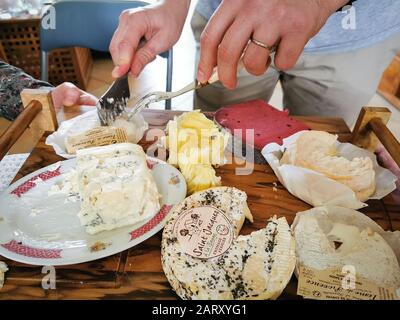 Bordeaux, Frankreich, 25. Januar 2020: EIN Kellner serviert erstklassige, handgefertigte französische Käsesorten auf einer Käseplatte Stockfoto