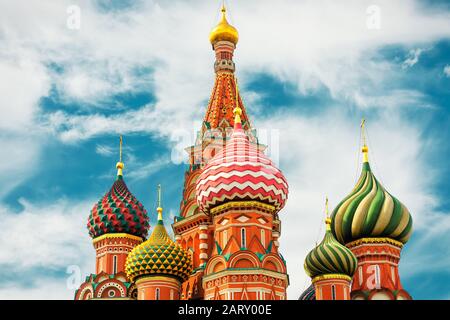 Die Kathedrale von Vasily der Selige oder die Kathedrale von Saint Basil auf dem Roten Platz in Moskau, Russland. Die St. Basil's Cathedral wurde im 16 Stockfoto