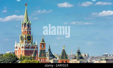 Der Moskauer Kreml mit dem Spasskaja-Turm auf blauem Himmelshintergrund, Russland. Der Moskauer Kreml ist die Residenz des russischen präsidenten und des M. Stockfoto