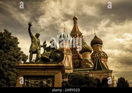Die Kathedrale von St. Basil und das Denkmal für Minin und Pozharsky auf dem Roten Platz in Moskau, Russland Stockfoto