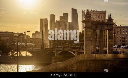 Panorama von Moskau mit modernen Wolkenkratzern von Moskau-Stadt, Russland. Sonniger Blick auf die Borodinsky-Brücke über den Moskva-Fluss im Moskauer Zentrum im Sommer. B. Stockfoto