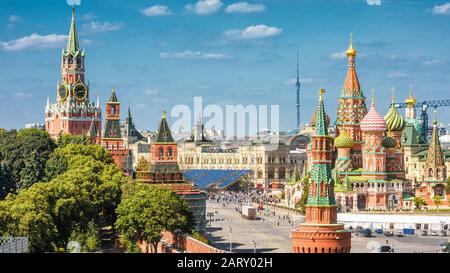 Moskauer Kreml und Kathedrale St. Basil auf dem Roten Platz, Russland. Panoramaaussicht. Der Rote Platz ist die wichtigste Touristenattraktion Moskaus. Stockfoto