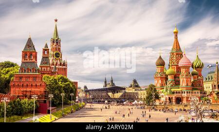 Kreml und die Kathedrale St. Basil auf dem Roten Platz in Moskau, Russland. Der Rote Platz ist die wichtigste Touristenattraktion Moskaus. Stockfoto