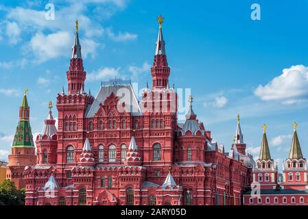 Das staatliche Historische Museum auf dem Roten Platz in Moskau, Russland. Der Rote Platz ist die wichtigste Touristenattraktion Moskaus. Stockfoto