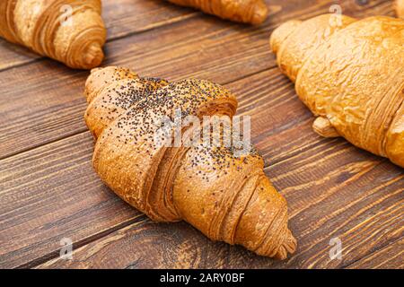 Leckere Croissants auf hölzernen Tisch Stockfoto