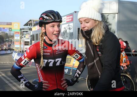 26. januar 2020 Hoogerheide, Niederlande Cyclocross Weltcup: Annemarie Worst traf Haar zus Susanne. Stockfoto