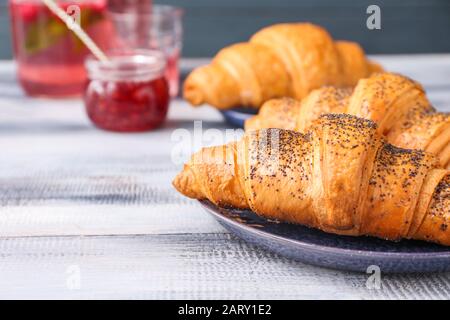 Mit leckeren süßen Croissants auf der Tischplatte Stockfoto