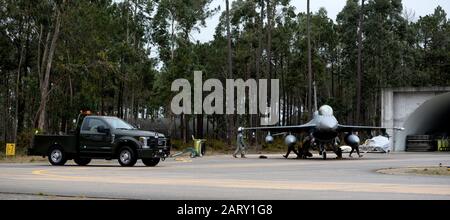 Eine F-16 Fighting Falcon der 48th Fighter Squadron, Spangdahlem Air Base, Deutschland, kommt am 28. Januar 2020 in Monte Real, Portugal an. Das Flugzeug ist eines von mehreren Flugzeugen, die in Portugal aus Deutschland eintreffen sollen, um an einem Flying Training Deployment mit der 201st und der 301st FS der portugiesischen Luftwaffe auf der Monte Real Air Base während des Monats Februar teilzunehmen. (USA Luftwaffenfoto von Master Sgt. Austin M. Mai/VERÖFFENTLICHT) Stockfoto
