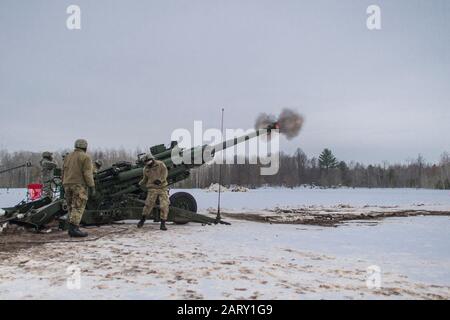 Soldaten der US-Armee, die Charlie Battery, 1st Battalion, 120th Field Artillery Regiment von der Wisconsin National Guard zugewiesen wurden, führen eine Live-Feuer-Übung im Camp Graying Joint Manöver Training Center, Grayling, ich, 24. Januar 2020, zur Unterstützung des Northern Strike 20-2 durch ("Winter Strike"). Northern Strike 20-2 ("Winterstreik") ist eine vom National Guard Bureau gesponserte Übung, bei der Dienstmitglieder aus mehreren US-Bundesstaaten und Koalitionsnationen vom 20. Bis 26. Januar 2020 im Camp Greyling Joint Manöver Training Center und Alpena Combat Readiness Training Center, Mich., Teil von Northern Michigan, vereint werden Stockfoto