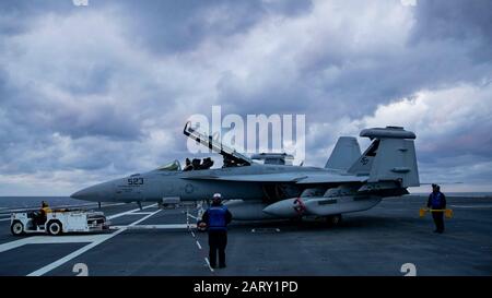 Atlantischer OZEAN (Januar 28, 2020) Sailors, die der Luftabteilung von USS Gerald R. Ford (CVN 78) zugeordnet sind, bewegen einen EA-18G Growler, dem Air Test and Evaluation Squadron (VX) 23 zugeordnet, auf dem Flugdeck des Schiffes. Ford führt derzeit Tests Zur Kompatibilität Von Flugzeugen durch, um sein EMALS (Electrosmagnetic Aircraft Launch System) und das AAG (Advanced Arrecting Gear) weiter zu testen. (USA Navy Foto von Mass Communication Specialist 3. Klasse Connor Loessin) Stockfoto