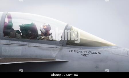 Atlantischer OZEAN (Januar 28, 2020) Ein F/A-18F Super Hornet, dem Air Test and Evaluation Squadron (VX) 23 zugeordnet, bereitet sich auf den Start vom Flugdeck der USS Gerald R. Ford (CVN 78) vor. Ford führt derzeit Tests Zur Kompatibilität Von Flugzeugen durch, um seine EMALS (Electrosmagnetic Aircraft Launch Systems) und AAG (Advanced Arresting Gear) weiter zu testen. (USA Navy-Foto von Mass Communication Specialist Seaman Apprentice Angel Thuy Jaskuloski) Stockfoto