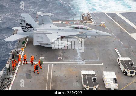 Atlantischer OZEAN (Januar 28, 2020) Neuankömmlinge auf der USS Gerald R. Ford (CVN 78) steigen vom Ford-Flugdeck auf den Katzensterg. Ford führt derzeit Tests Zur Kompatibilität Von Flugzeugen durch, um sein EMALS (Electrosmagnetic Aircraft Launch System) und das AAG (Advanced Arrecting Gear) weiter zu testen. (USA Navy-Foto von Mass Communication Specialist Seaman Jesus O. Aguiar) Stockfoto