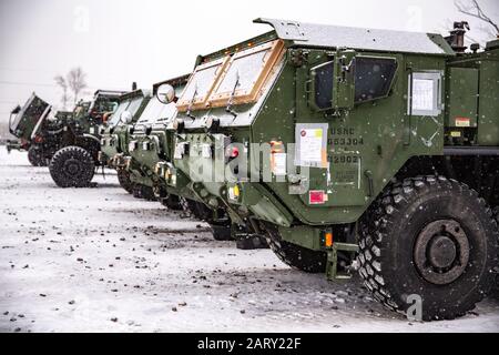 U.S. Marines with Transportation Services Company, Combat Logistics Battalion 4, Combat Logistics Regiment 3, 3rd Marine Logistics Group, bereiten sich darauf vor, während der Übung Northern Viper in Yausubetsu Training Area, Hokkaido, Japan, 20. Januar 2020, auf ein Logistisches Fahrzeugsystem-Austauschwerk abzulegen. Personal, das derzeit dem Element Logistics Command zur Übung Northern Viper zugewiesen ist, bereitet sich auf bevorstehende Operationen vor. Northern Viper ist eine regelmäßig geplante Trainingsübung, die die Interoperabilität der US-amerikanischen und japanischen Allianz verbessern soll, indem es Infanterieeinheiten ermöglicht, die TH beizubehalten Stockfoto