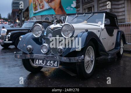 Glasgow, Schottland, Großbritannien. Januar 2020. Start der UK-Etappe der 23. Historique Monte Carlo Rallye, die vom Glasgower George Square auf der langen Fahrt nach Monaco abgeht. Die Historique Rallye sollte in den frühen Morgenstunden am 5. Februar in Monte Carlo eintreffen. Die 5. Classique Veranstaltung bietet Autos von 1911 bis 1965 und folgt der gleichen Strecke nach Monte Carlo, ohne jedoch Zeitstufen zu berücksichtigen, sie kommt am 1. Februar in Monte Carlo an. Kredit: Richard Gass/Alamy Live News Stockfoto