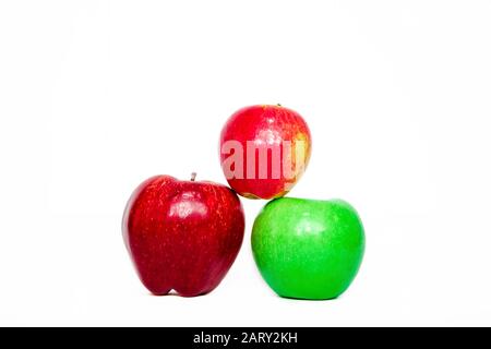 Solidarität zwischen Äpfeln, drei Äpfel isoliert auf weißem Hintergrund Stockfoto