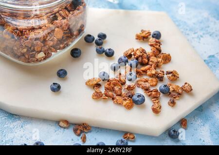 Becher mit leckerer Granola und Beeren auf dem Tisch Stockfoto