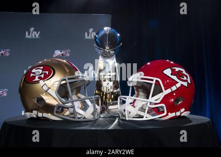 Miami, Vereinigte Staaten. Januar 2020. Die Trophäe Vince Lombardi wird neben Helmen für die San Francisco 49ers und die Kansas City Chefs Duding Super Bowl Week in Miami am Mittwoch, 29. Januar 2020 angezeigt. Die Chefs und 49ers treffen sich am Sonntag, 2. Februar 2020, im Super Bowl LIV. Foto von Kevin Dietsch/UPI Credit: UPI/Alamy Live News Stockfoto