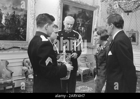 Zweiter Geschenktag für Prinzessin Beatrix und Claus im Schloss Soestdijk, Königliche Marechaussee Datum: 1. März 1966 Schlüsselwörter: Marechaussen, Geschenke, Prinzessinnen persönlicher Name: Beatrix, Prinzessin, Claus, Prinz Stockfoto