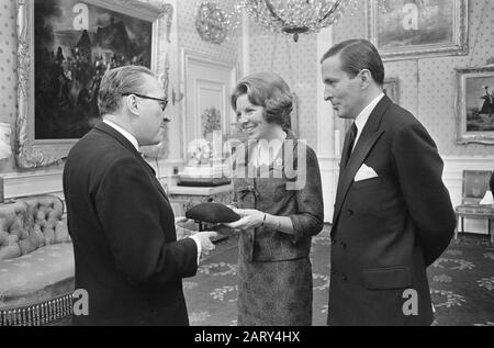 Zweiter Geschenktag für Prinzessin Beatrix und Claus im Schloss Soestdijk, Botschafter Schweiz Datum: 1. März 1966 Schlüsselwörter: Botschafter, Geschenke, Prinzessinnen persönlicher Name: Beatrix, Prinzessin, Claus, Prinz Stockfoto