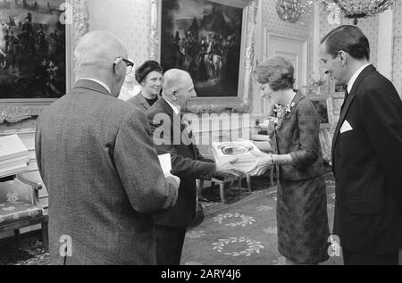 Zweiter Geschenktag für Prinzessin Beatrix und Claus im Palast Soestdijk, Ausländerlegion Niederlande Datum: 1. März 1966 Schlüsselwörter: Geschenke, PRINSESSEN Personenname: Beatrix, Prinzessin, Claus, Prinz Stockfoto