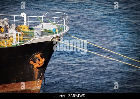 Das Seil, die Ketten und der Anker am Bug eines Schiffes, das an ein Dock in Yokosuka, Japan, gebunden ist. Stockfoto