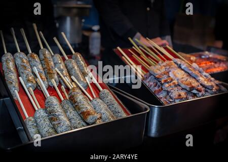 Würstchen auf einem Stock bei einem Festival in Yokosuka, Japan. Stockfoto