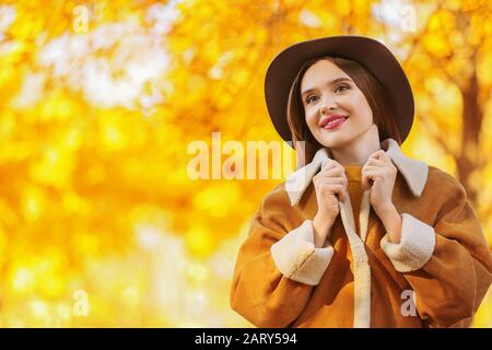 Schöne modische Frau im Freien auf Herbst Tag Stockfoto