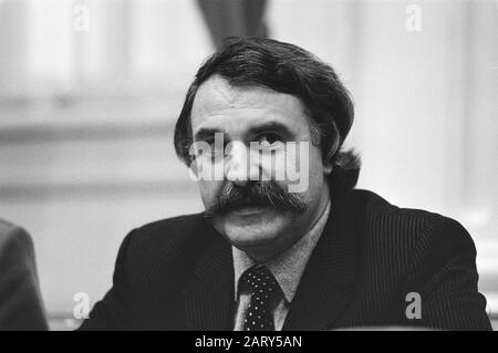 Zweite Kammer. Unter anderem der Haushalt für Auswärtige Angelegenheiten. Minister Van der Louw Datum: 9. Februar 1982 Stichwörter: Budgets Personenname: Louw, André van der Stockfoto