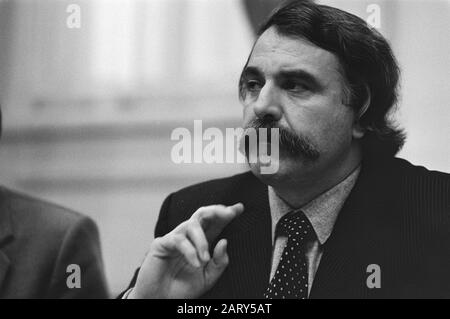 Zweite Kammer. Unter anderem der Haushalt für Auswärtige Angelegenheiten. Minister Van der Louw Datum: 9. Februar 1982 Stichwörter: Budgets Personenname: Louw, André van der Stockfoto